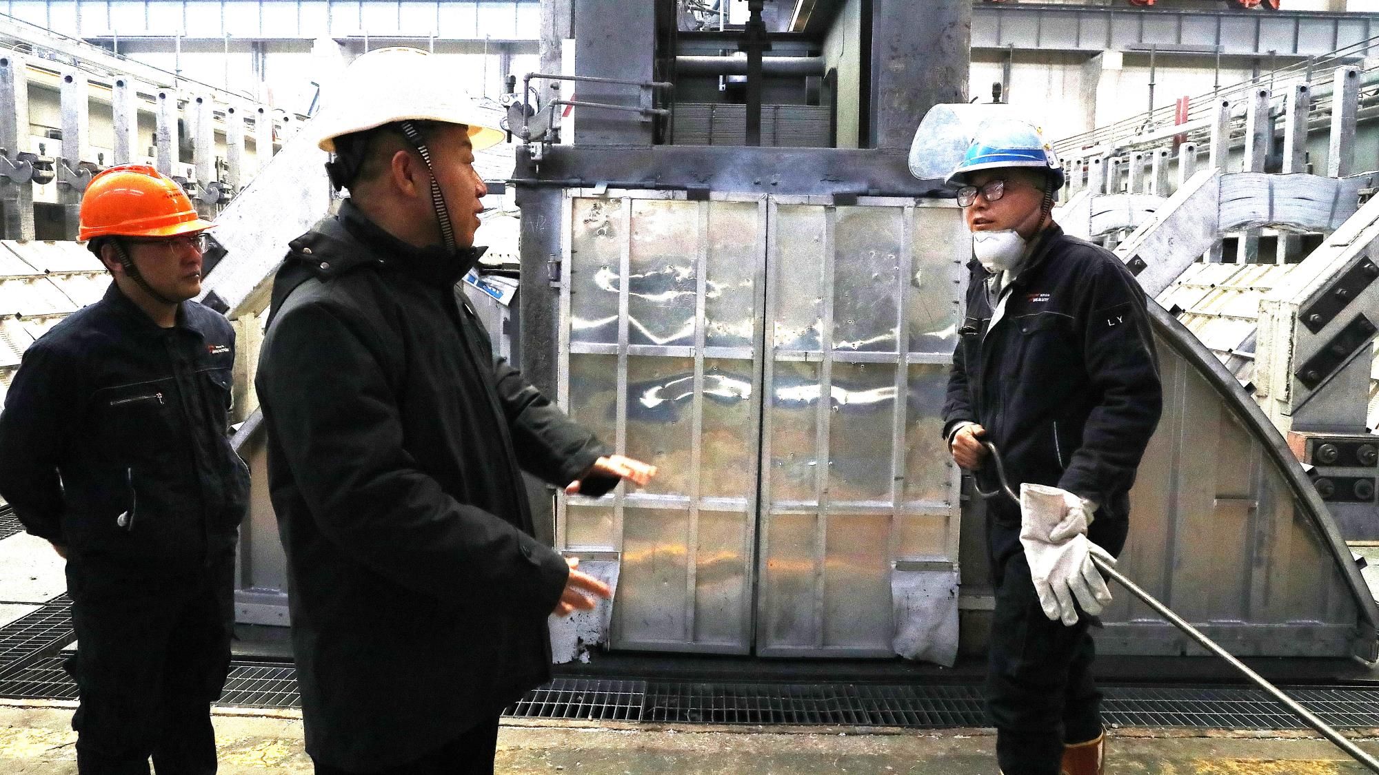 牛虎明一行大年初一慰问在岗职工 