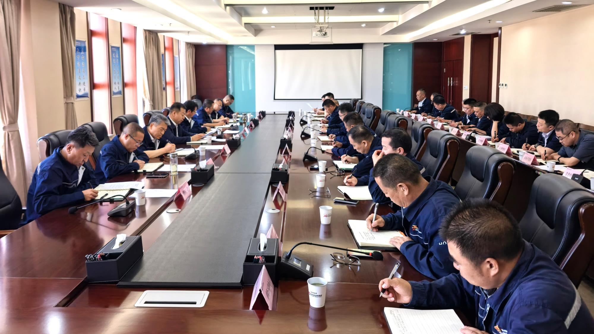 榆林新材料集团召开学习教育工作专班（扩大）会议 